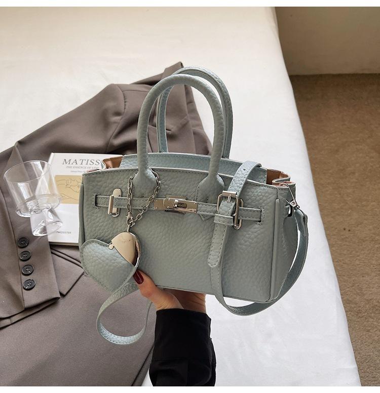 

Продвинутое чувство иностранного стиля маленькая сумка женская 2025 новая летняя универсальная сумка-мессенджер популярная сумочка платиновая сумка синий