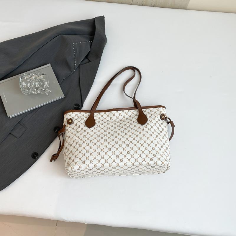 Winter new personality temperament commuter underarm tote bag beautiful niche design trendy shoulder handbag