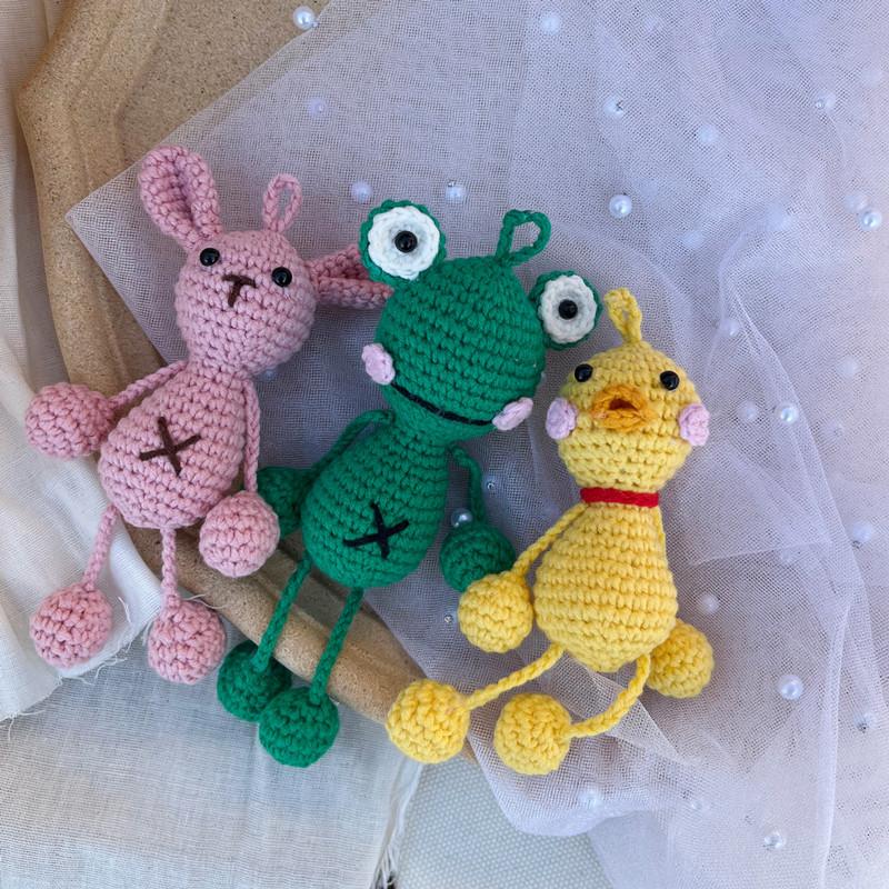 Sapo de Crochê Feito à Mão Fofo Pingente Pendurado Decoração de Casa Tricô Coelho Pato Boneca Ornamento Festas de Natal Presentes Decoração de Quarto