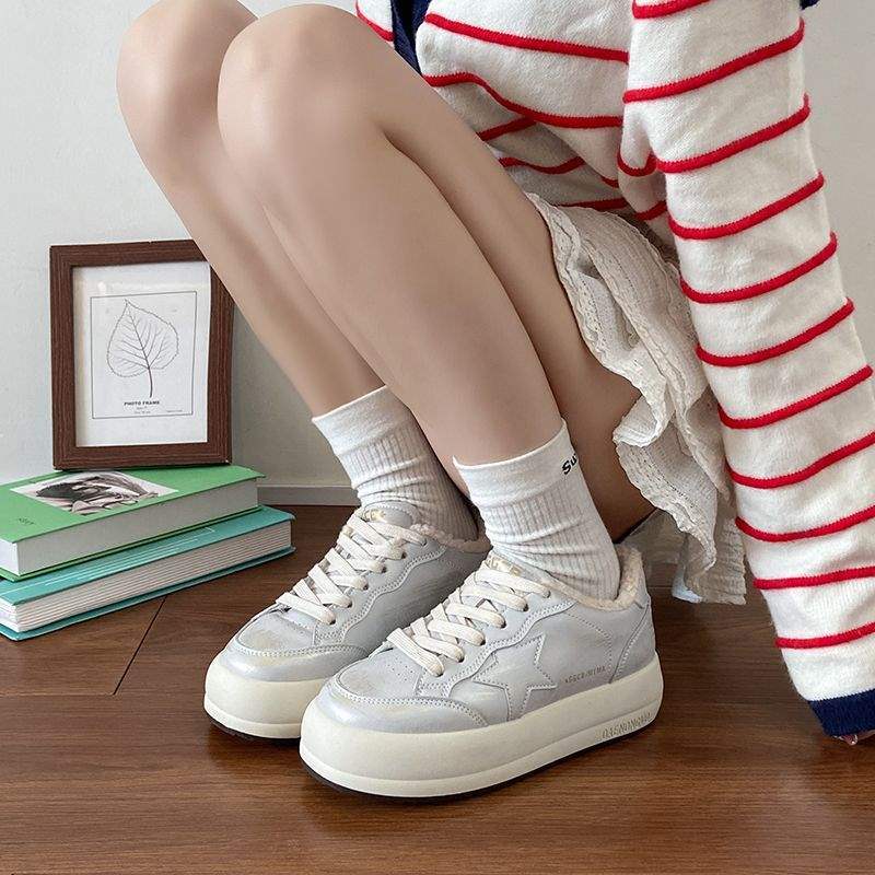 2025 Winter neue koreanische Version perlmuttartig poliertes Leder Schnürschuhe runde Zehenpartie Plateau lässige Board Schuhe Plüschschuhe Damen