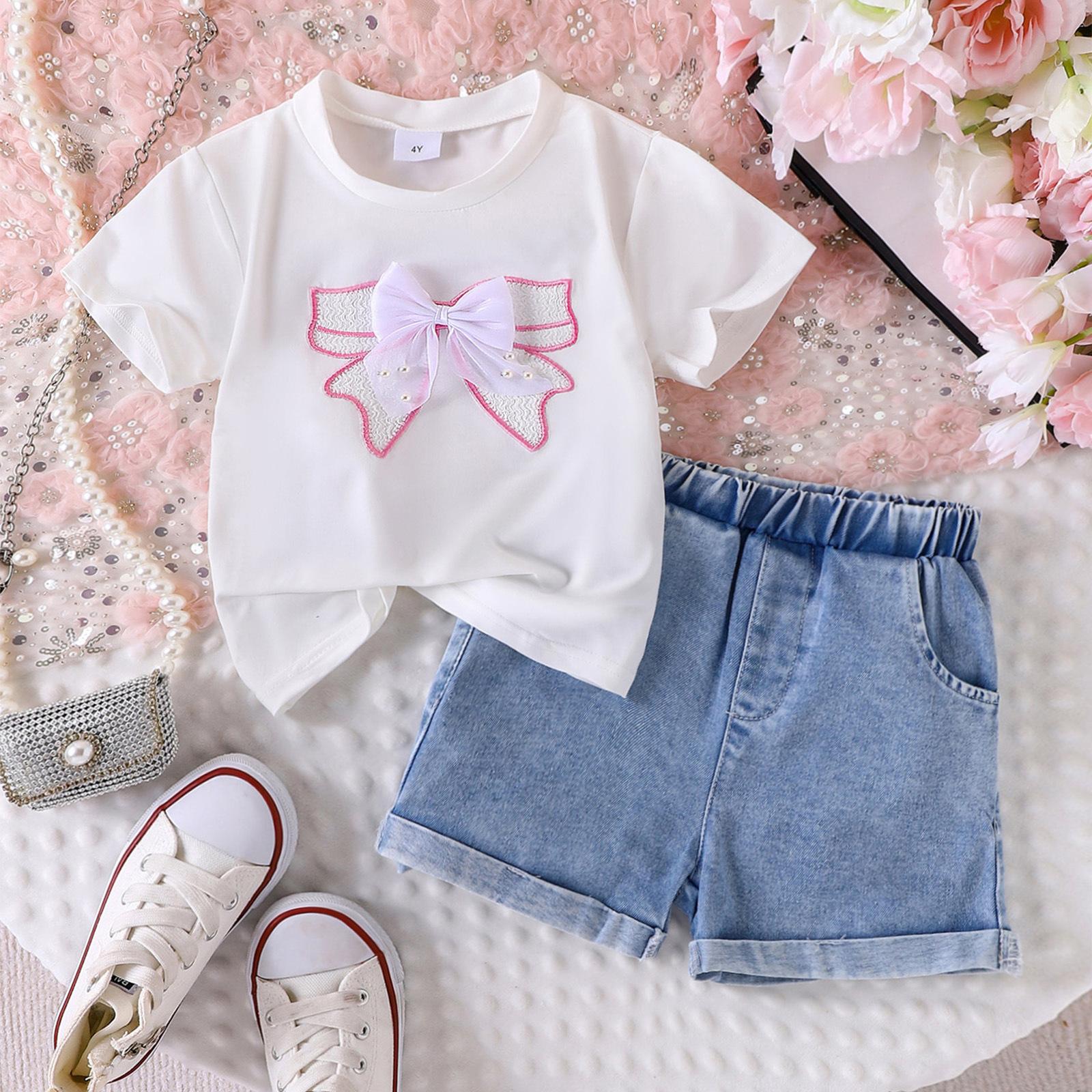 

Комплект одежды для девочек: Летняя детская футболка с бантом цвета слоновой кости и джинсовые шорты 7Y белый