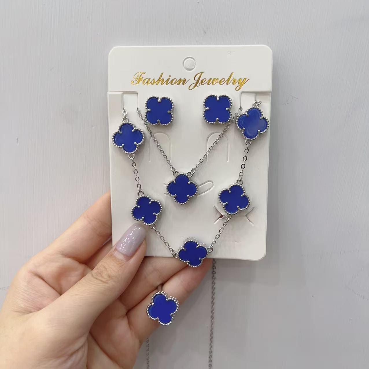 

Набор модной бижутерии из 5 предметов: браслет, ожерелье, серьги, кольцо, набор бижутерии