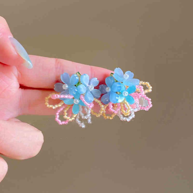 Boucles d'oreilles bohèmes roses à fleurs de perles de rocaille et pompons de perles