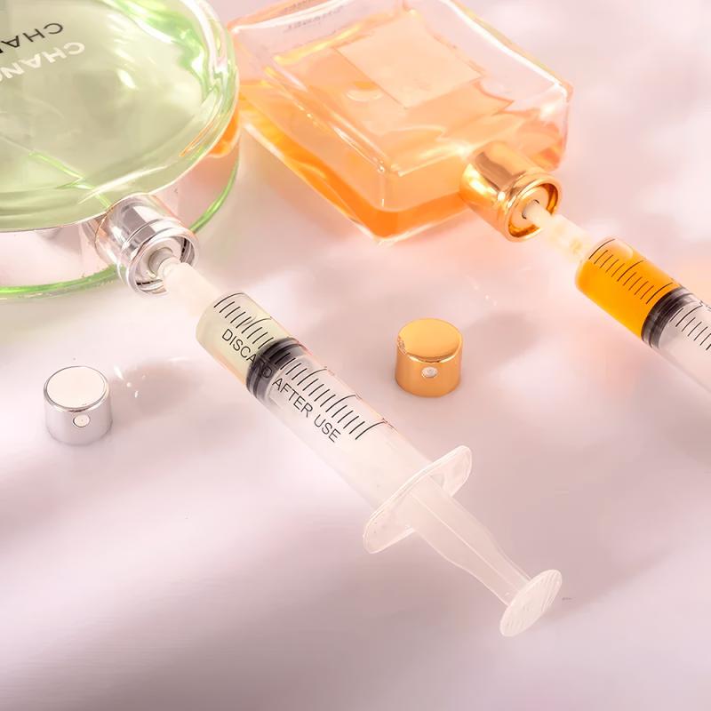 Comment transférer du parfum, des cosmétiques et de petits flacons à l'aide d'une pipette et d'une seringue