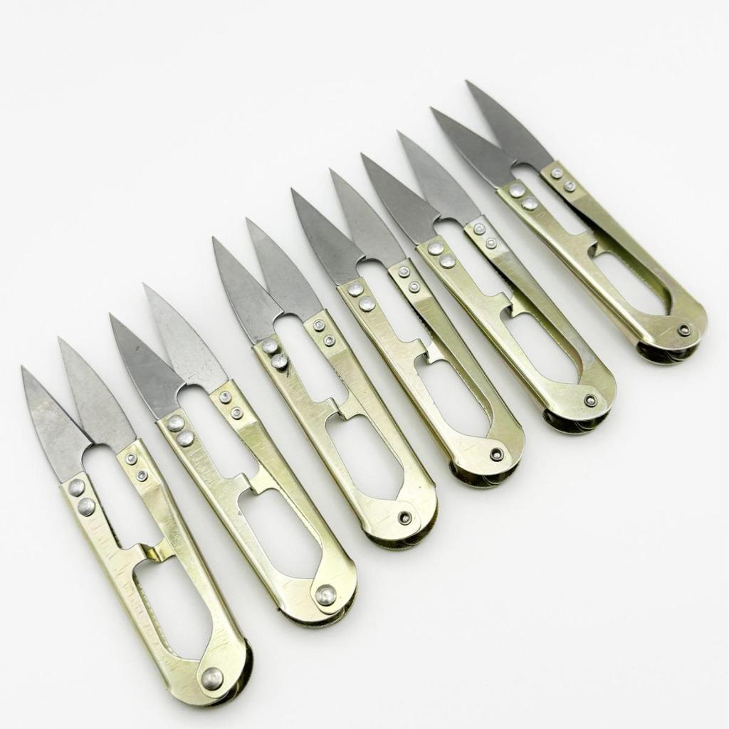 U-shaped Spring Yarn Scissors for Cross Stitch & Tailoring - Compact Iron Art Thread Cutter for Household Use