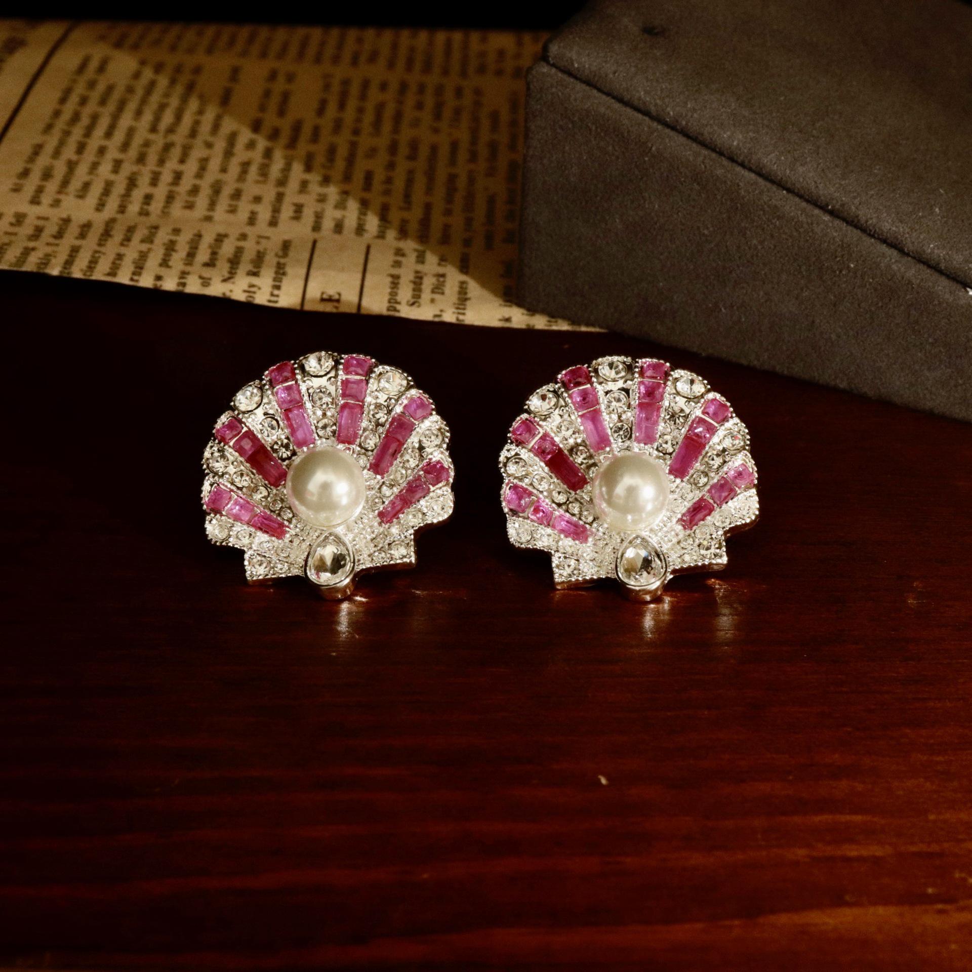 Elegant Fan-Shaped Colored Diamond & Pearl Stud Earrings - Unique Design