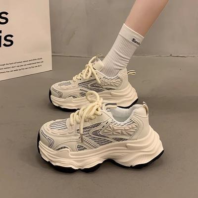 Silberne Dad-Schuhe Damen neu Frühling und Sommer dicke Sohlen erhöhen die Höhe, zeigen kleine Füße, leichte und atmungsaktive vielseitige lässige Sportschuhe