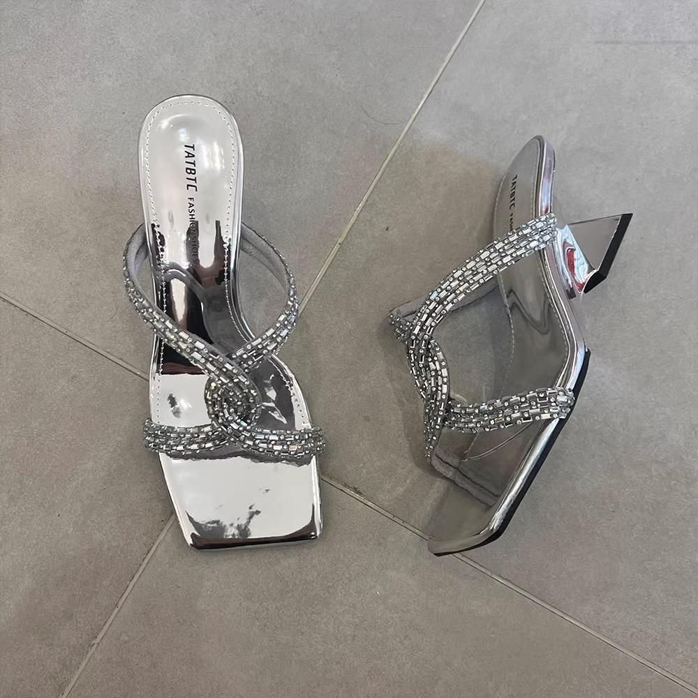

2025 summer new open-toed slippers women s outer wear temperament square head rhinestone word with thick heel sandals high heels 42 серебряный