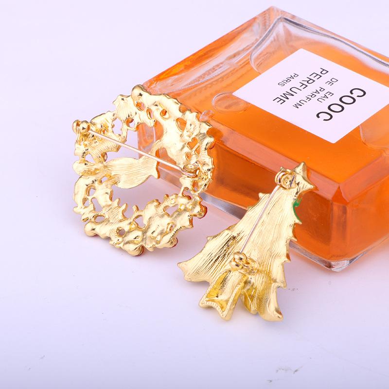 Weihnachtsbroschen Set Baum Weihnachtsmann Schneemann Schlittenglocke Stiefel Anstecknadel für Weihnachts-Pullover Dekoration Körperaccessoires