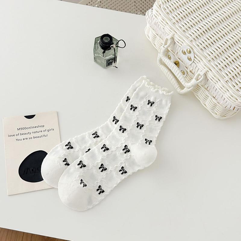 Chaussettes mi-mollet pour femmes, Chaussettes en dentelle pour femmes automne et hiver, Chaussettes en coton polyvalentes à nœud, Chaussettes hautes noires et blanches à bordure oreille