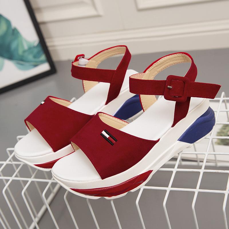 Europa Vereinigte Staaten Große Größe Plateau-Sandalen 2024 Sommer Patchwork Farbe Fischmaul Freizeit-Slipper Strandsandalen Weiblich