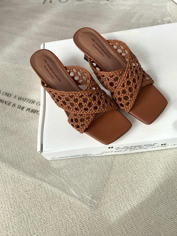 European and American holiday style hand-woven comfortable wedge heel outer slippers 2025 medium heel breathable square head open-toed sandals women