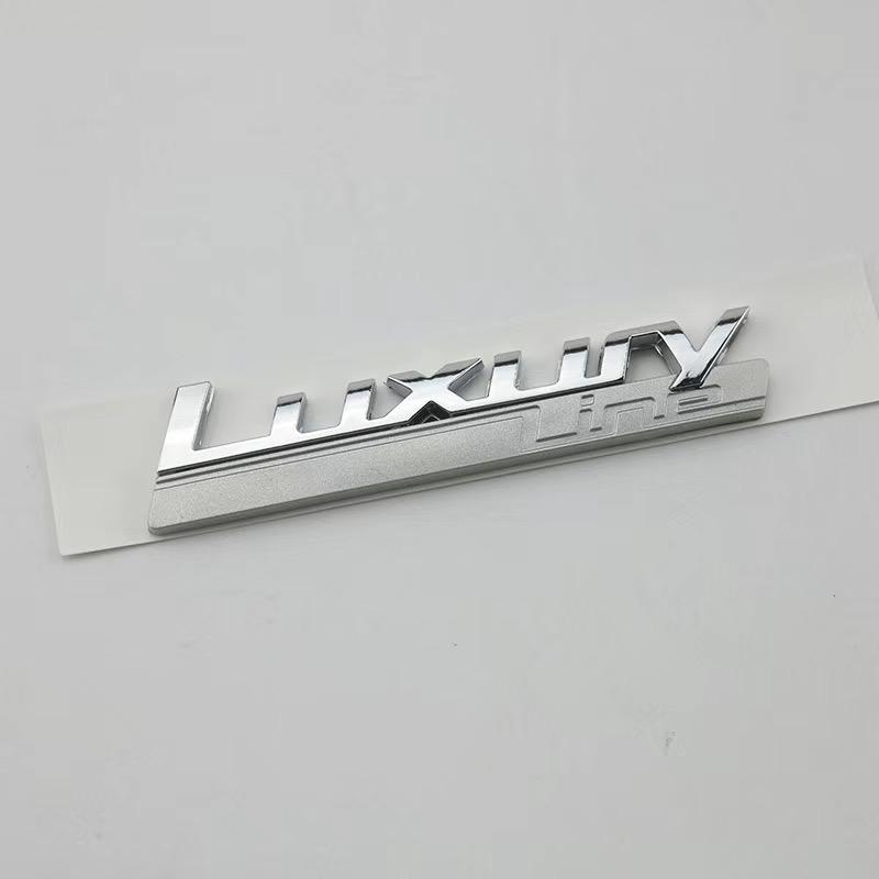 Nuova linea di lusso Linea sportiva Emblema parafango per BMW 730 740 750 750Li Logo laterale Car Styling Refitting Aggiornamento Adesivo cromato opaco