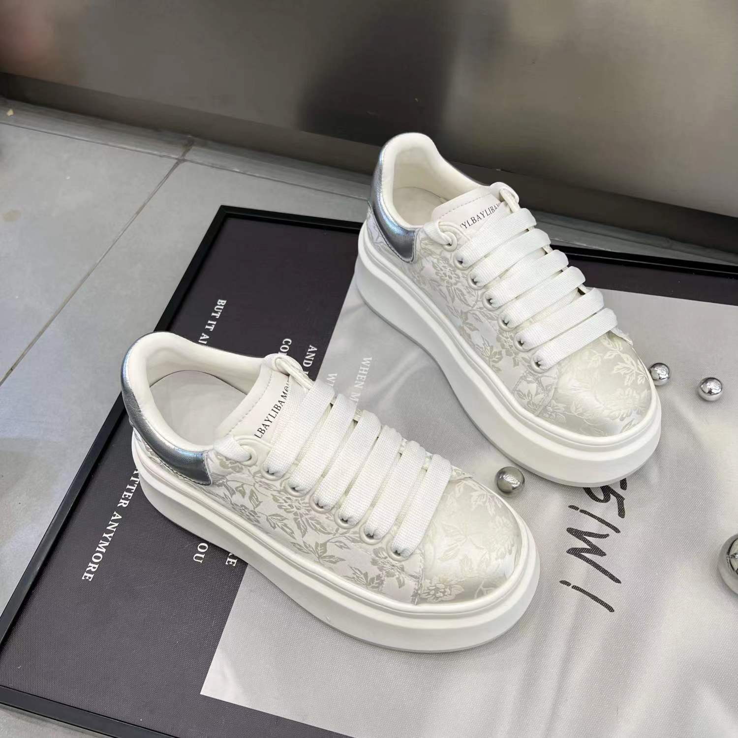 

Guofeng Xiaobai обувь женская 2024 года новая популярная весенне-летняя обувь на платформе женская модная спортивная обувь для сноуборда Guochao 40 серебряный