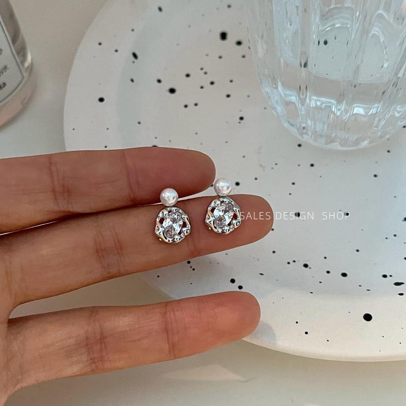 Elegant Korean Zirconia Pearl Stud Earrings: Fashionable, Luxurious, and Versatile