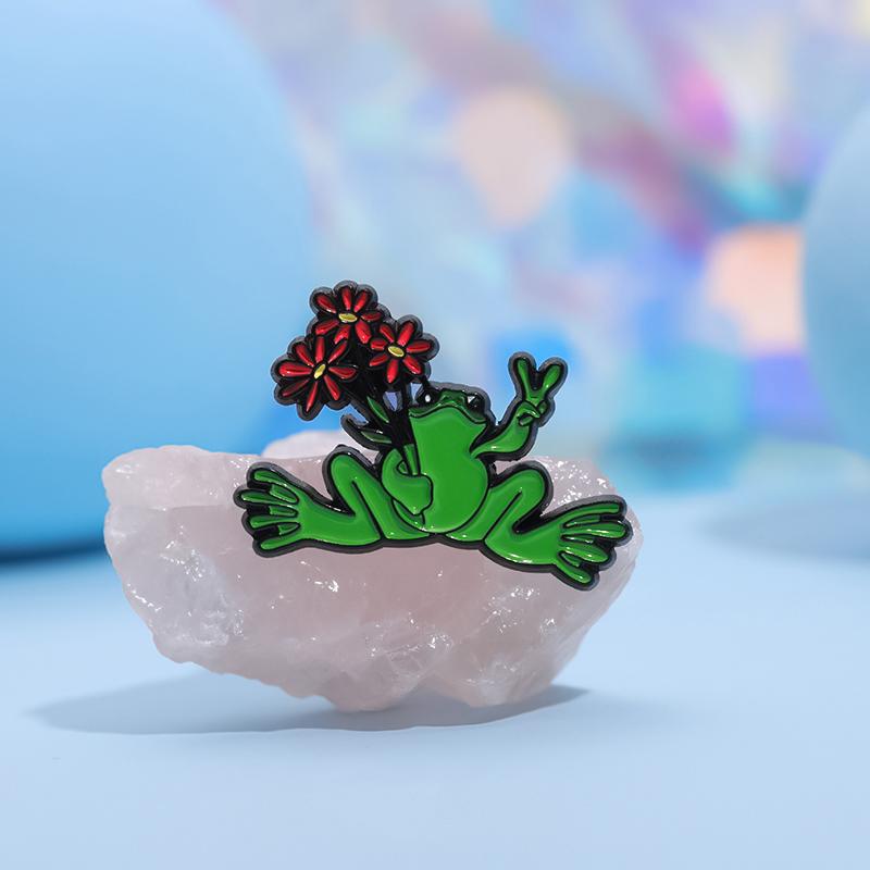 Cute Scissorhands Frog Enamel Pins Custom Creative Frog Patter Brooches Lapel Badges Cartoon Animal Jewelry Gift for Friends