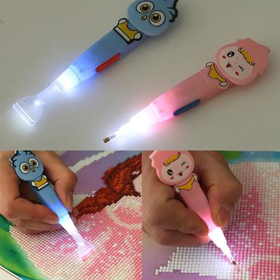 Bolígrafo adhesivo con luz LED de dibujos animados para bordado de diamantes 5D DIY, pintura y punto de cruz