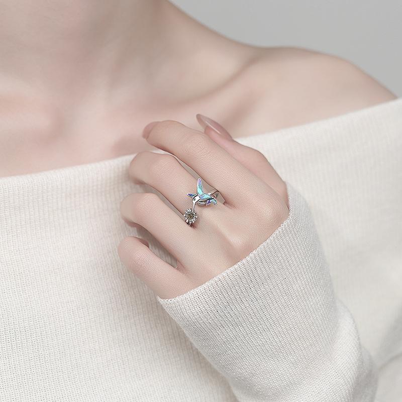 2026 Color Fashion Niche Design Sense Hummingbird Rotating Ring Symphony Little Daisy Exquisite Ring