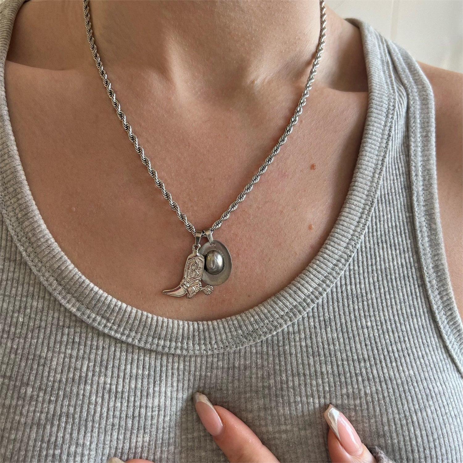 Denim Cowboy Style Horseshoe Pendant Necklace, Titanium Steel, 18K Gold-Plated