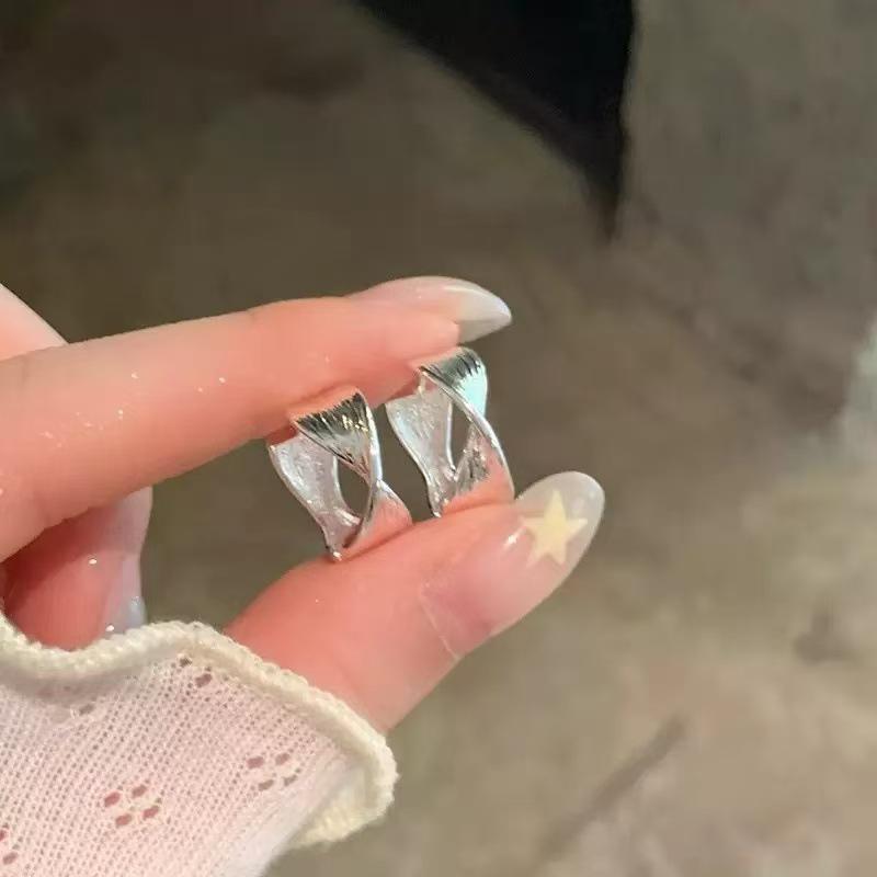 Twisted Geometric Earrings: Light Luxury, Versatile Fashion Statement, Vintage-Inspired New Year Jewelry