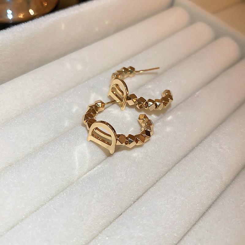 Silver Needle Irregular Stud Earrings: Retro European-American Style for Daily Versatile Wear with a High-End Luxurious Appeal.
