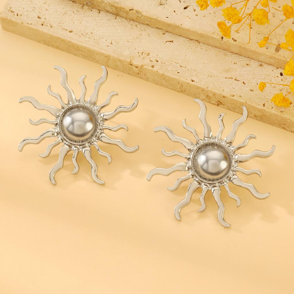 Boucles d'oreilles clous percées en alliage de zinc de haute qualité en forme de soleil pour femmes style rétro couleur or cuivre zircon personnalité grande boucle d'oreille