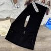 Schwarze, kurze Jeans mit Micro-Flare-Schnitt und Spitzeneinsatz in Petite-Größen – figurformende Sommerhose mit elastischem Bund für Damen in großen Größen