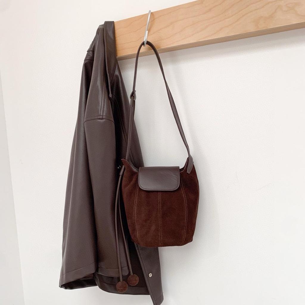 Herbst/Winter Umhängetasche mit Überschlag aus mattiertem Rindsleder für Damen