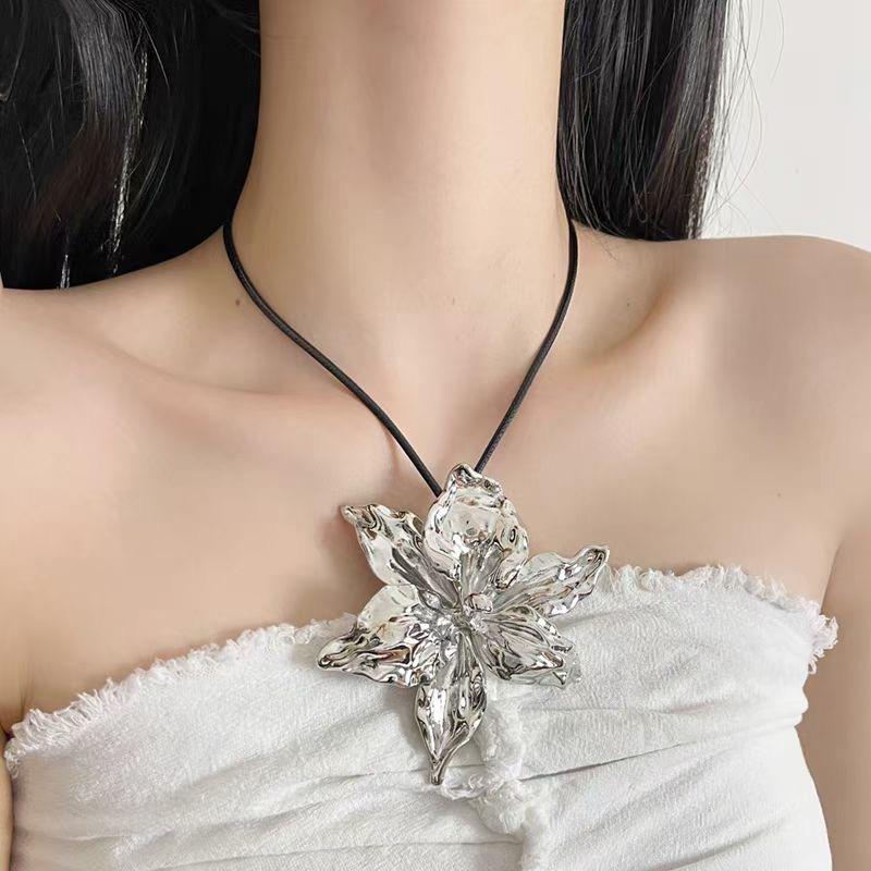 Tooxika Exaggerated Metal Large Flower Pendant Necklace Light Luxury Temperament Leather Rope Long Sweater Chain