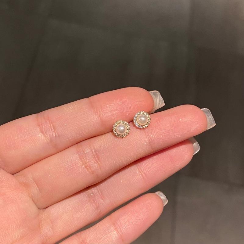 

Exquisite pearl light luxury small stud earrings, no need to pick new high-end simple earrings and ear jewelry for women when sleeping золотой