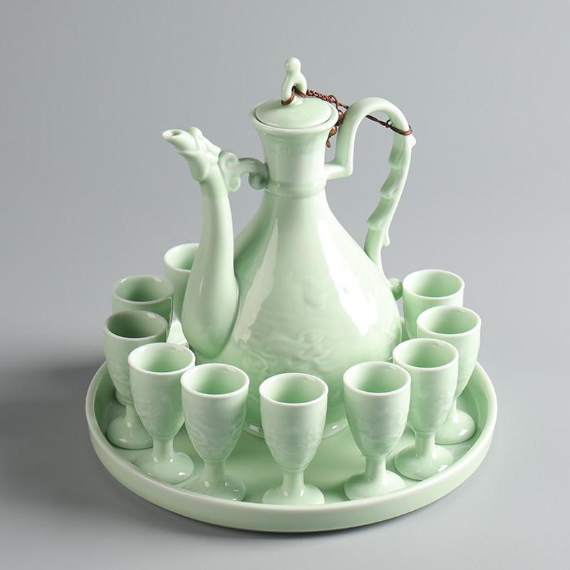 Antique Style Ceramic Wine Set: Decanter & Small Baijiu Cups