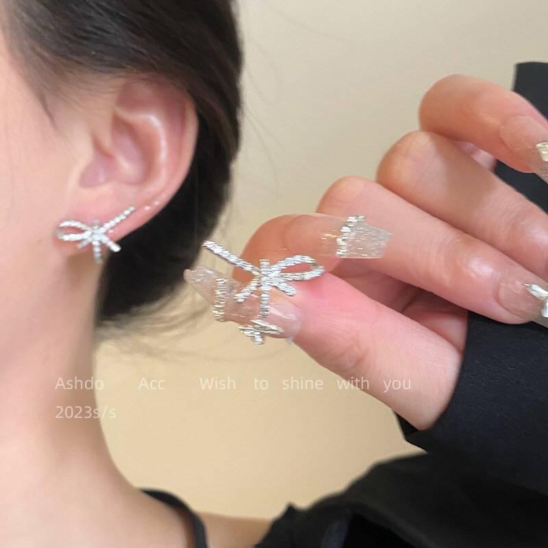 Minimalist Silver Needle Hoop Earrings - Light Luxury, Versatile, Women's High-End Metal Circle for Everyday Wear