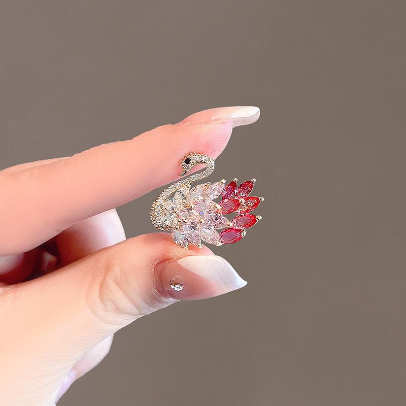 Anti-Light Collar Swan Small Brooch Female Ins Trendy Personality Temperament Coat Cardigan Pin Corsage