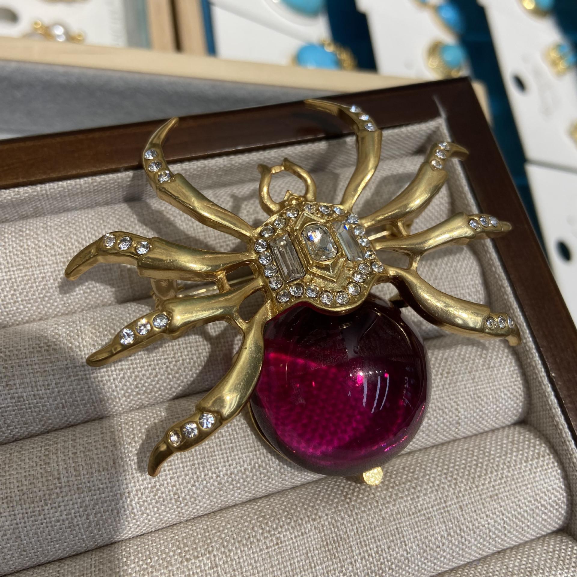 

Красная большая брошь паук с гальваническим покрытием из настоящего золота с бриллиантами, высококачественная брошь с изображением животного, изысканное ювелирное украшение со стразами