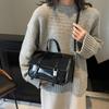 Autumn and winter retro portable small bag women's 2025 new trendy large-capacity commuting document small square bag shoulder messenger bag