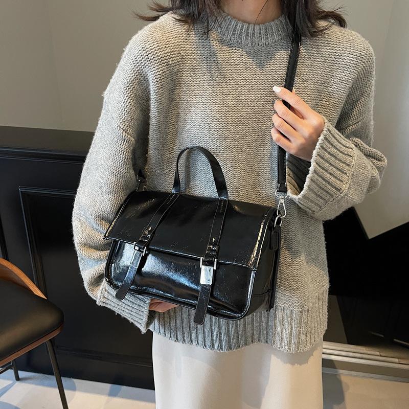 Autumn and winter retro portable small bag women's 2025 new trendy large-capacity commuting document small square bag shoulder messenger bag