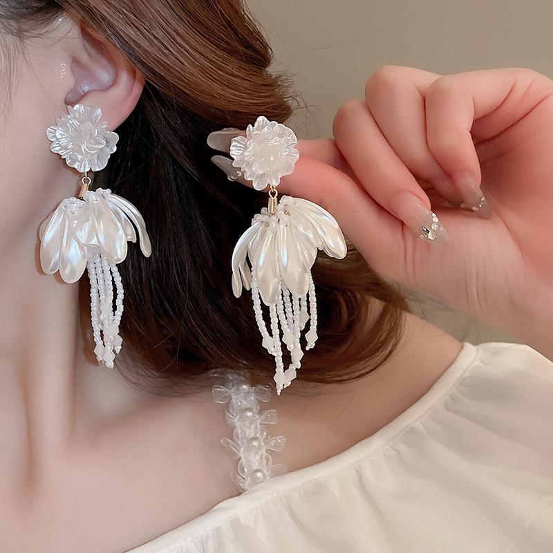 Boucles d'oreilles puces élégantes en argent avec fleurs de perles et pampilles - Mode française haut de gamme polyvalente