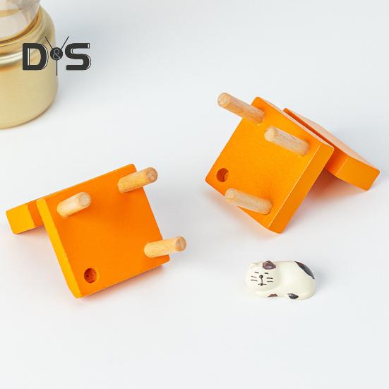 Stuhl Katze Anime Figur Kawaii Schwarz Weiß Katzenstatue Holz 3-Beine Stuhl Statue Miniatur Desktop Ornament