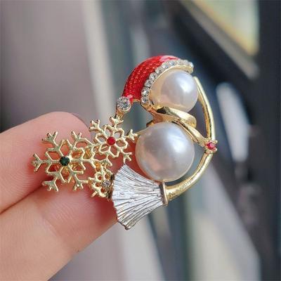 New Year Pin Red Christmas Snowman Brooch Lovely Shining Snowflake Xmas Brooch Pearl Enamel Pins Sweater Scarf Badge Kid Gift
