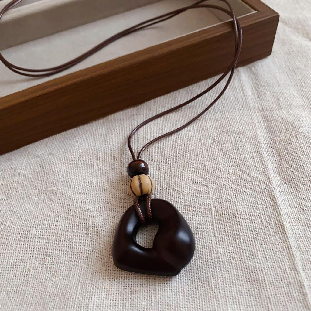 Autumn and winter retro irregular hollow resin pendant necklace light luxury high-end sweater chain fashion versatile necklace women