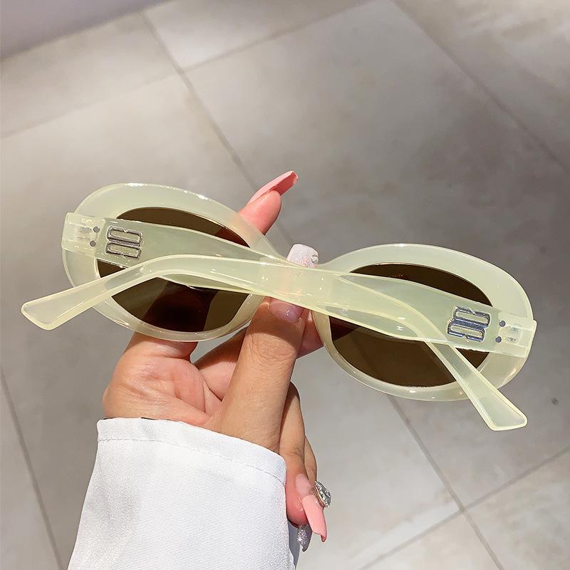 Classic Designer Style Style Oval Sun Glasses Glasses Ladies Sun Eyeglasses For Men Trend Punk Trendy Luxury Rivet Small Spectacle Frame Frame
