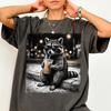 T-shirt Raton Laveur Café Glacé Comfort Colors® T-shirt Raton Laveur Drôle Chill Panda Poubelle Meme Obsédé par le Café Style Urbain Rétro Cool Ville Nocturne Rue