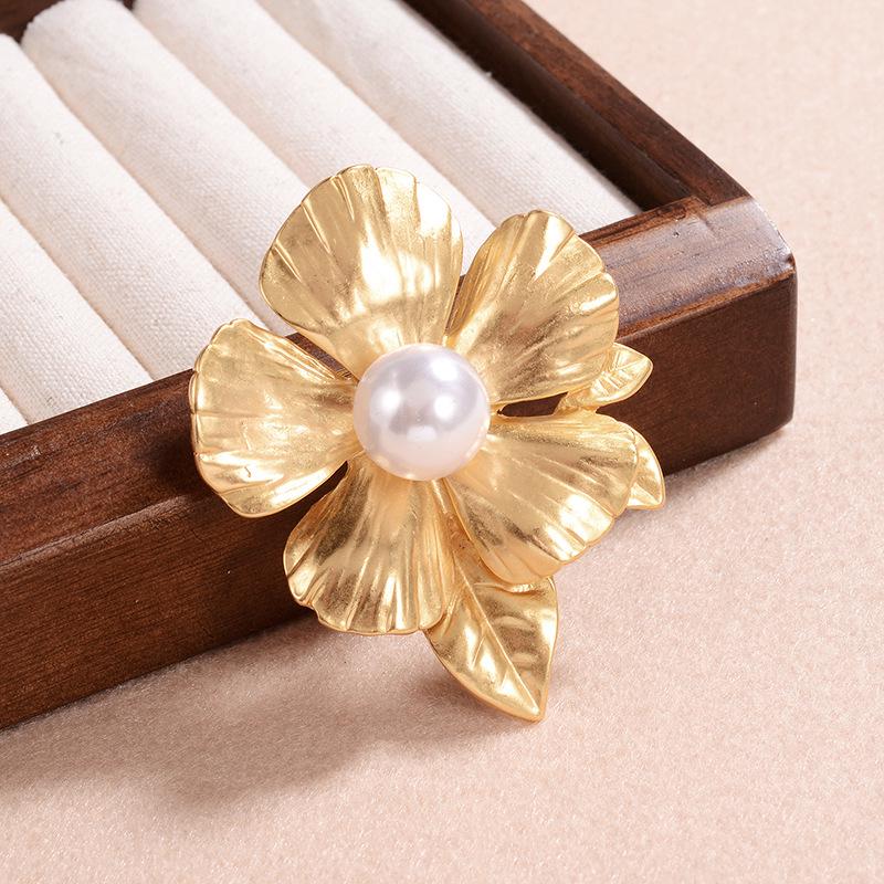 Retro Pearl Flower Brooch - Elegant Gold Women's Clothing Accessory