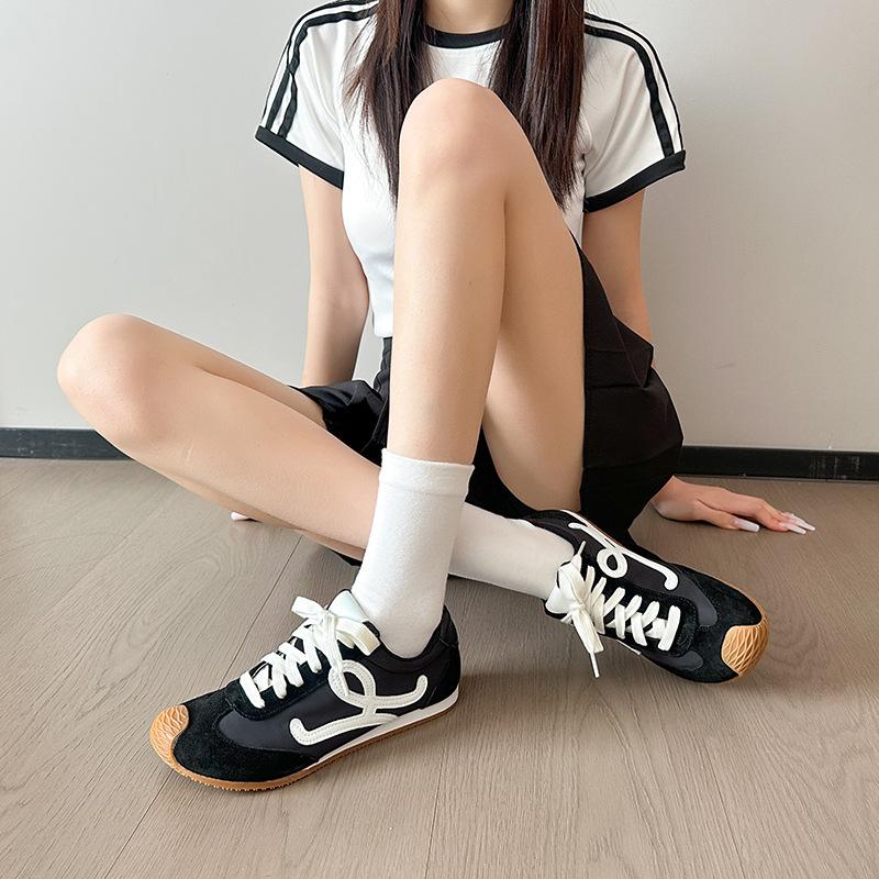 2025 vår och höst mjukbottnade tyska träningsskor Wang Yibo samma asymmetriska stora tå snörning ledig stil Forrest Gump skor dam