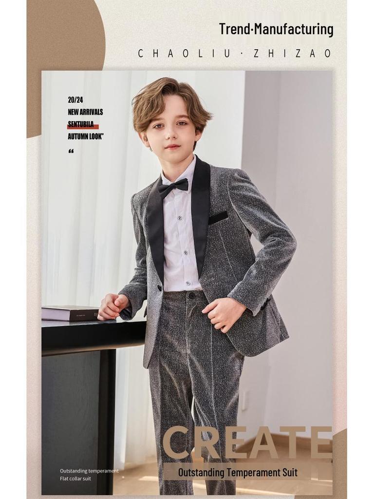 Chlapecký formální oblek v britském stylu pro družbu a klavírní vystoupení