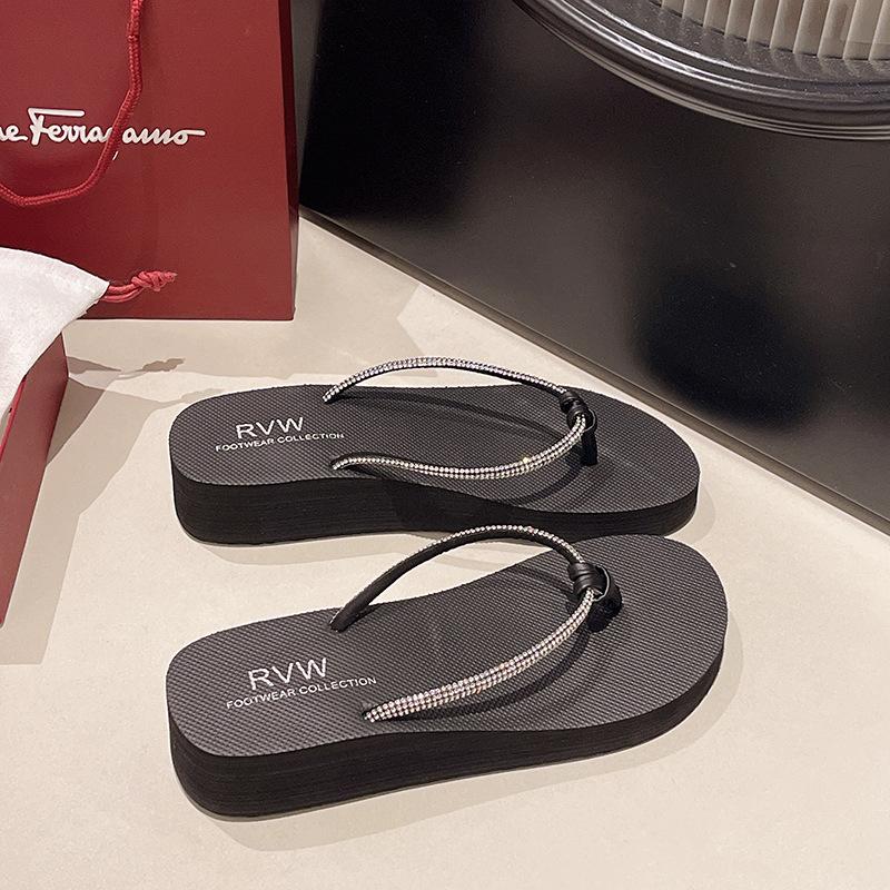 Fashion New Beach Slippers for Women's Summer Fashion Wearing Rhinestone Flip Flops with A Thick Heel and A Sloping Heel Clip on Sandals