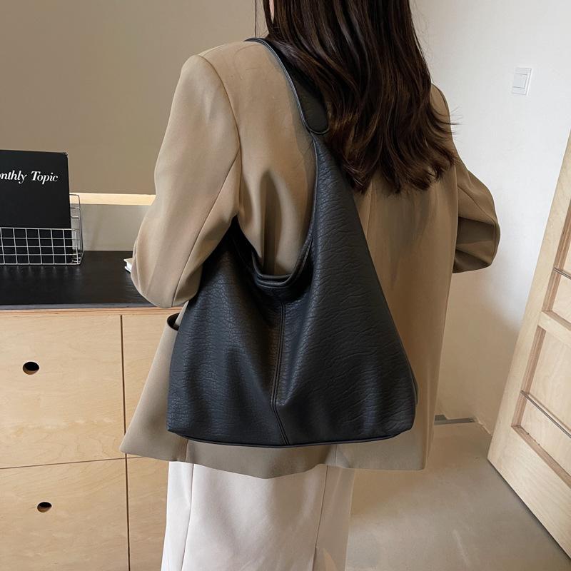 2025 trendy fashion casual large capacity underarm bag femininity niche tote bag student solid color shoulder bag