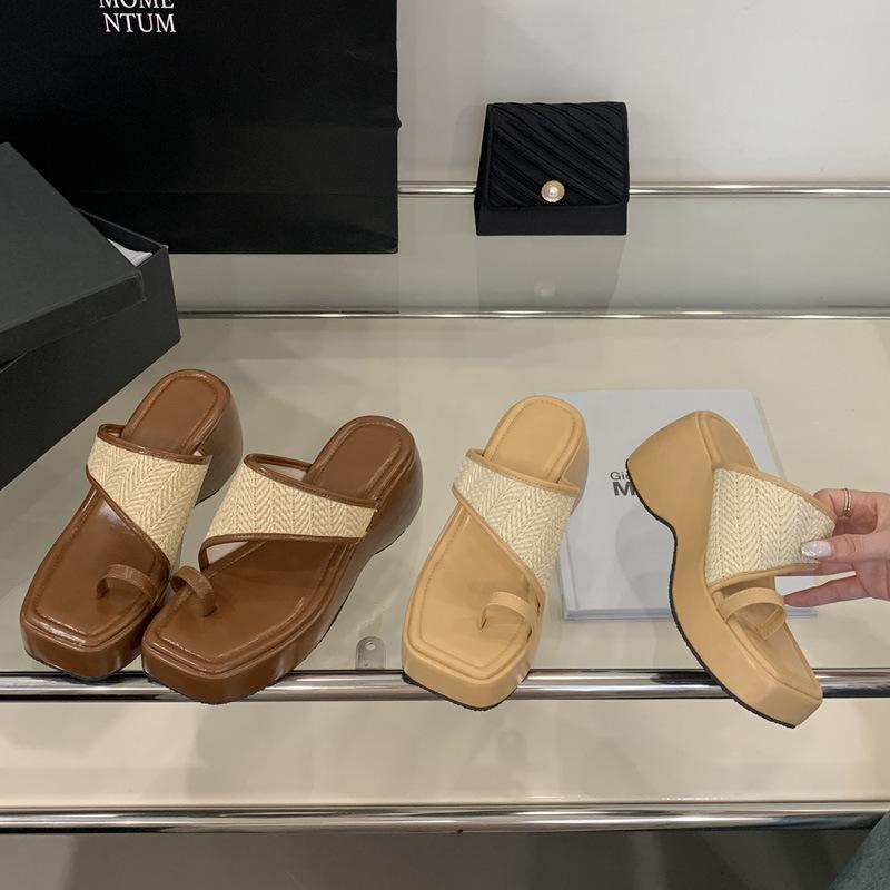 Keilabsätze mit dicken Sohlen, Hausschuhe, wasserdichte Plateaus, Muffin-Boden, Zehensandalen, Mode aus Strohgeflecht für den Urlaub und Keilabsätze.