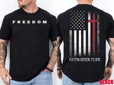 Maglietta commemorativa di Charlie Kirk a 2 lati con bandiera cristiana americana della libertà e scritta 'Fede sopra la paura'