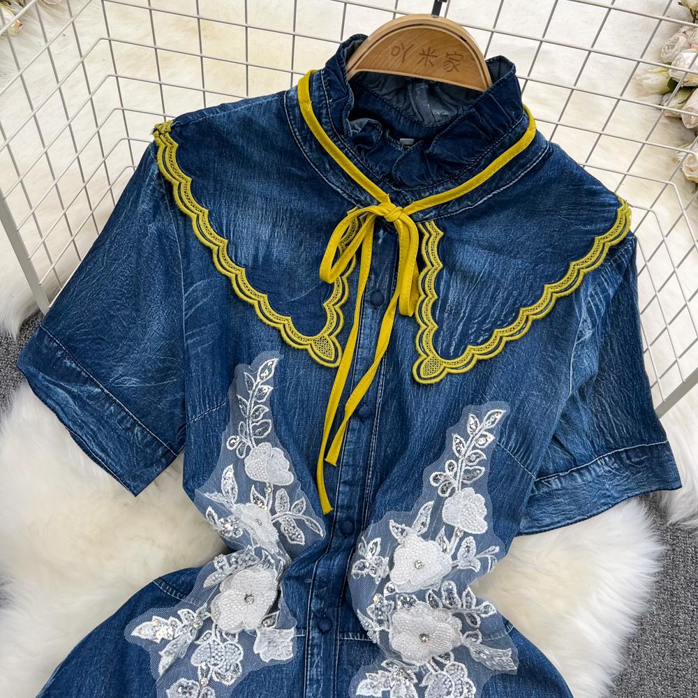 Элегантное женское ковбойское платье-рубашка с рюшами на подиуме — фото 2